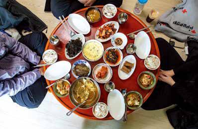 ‘굴업민박’에 가면 맛볼 수 있는 백반. 서인수·최인숙 씨 부부는 직접 거둔 재료로 음식을 만든다.