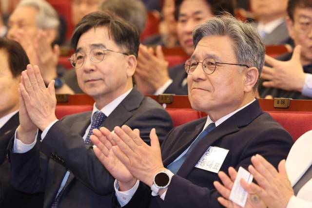 ▲16일 서울 여의도 국회도서관 대강당에서 열린 더불어민주당 이재명 전 대표의 싱크탱크 '성장과 통합' 출범식에서 유종일(왼쪽)·허민 상임 공동대표가 박수치고 있다. ⓒ연합뉴스