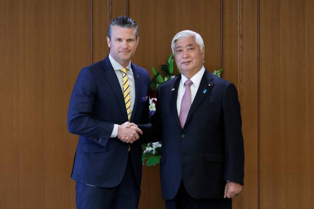 ▲ 지난달 30일 피트 헤그세스(왼쪽) 미 국방장관과 나카타니 겐 일본 방위상이 도쿄에서 만나 회담을 가졌다. ⓒ 로이터=연합뉴스