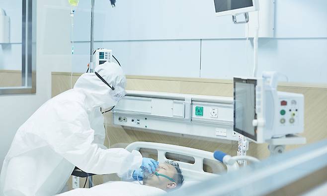 생과 사의 경계를 넘나드는 사람들을 치료하는 중환자실은 긴박한 상황의 연속이다.