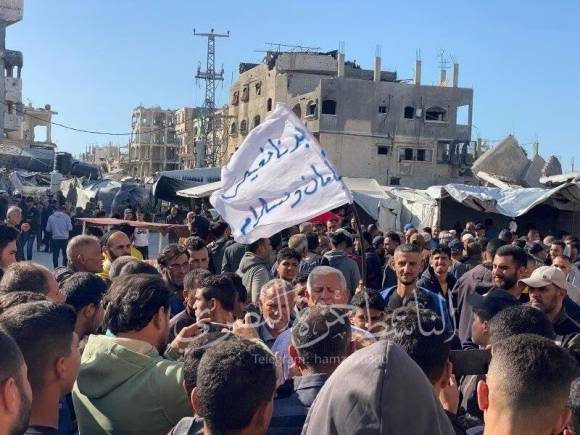 16일(현지시간) 가자지구 북부 베이트라히아에서 주민 수백명이 모여 하마스의 통치에 반대하는 시위를 벌였다. 출처=와이넷