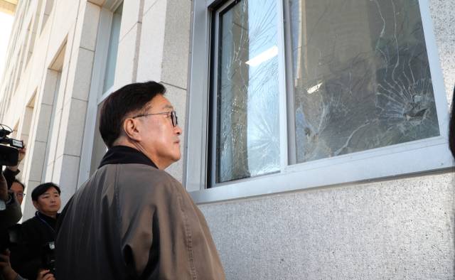 비상계엄령이 해제된 지난해 12월4일 오전 우원식 국회의장이 서울 여의도 국회에서 파손된 시설을 살펴보고 있다. 권욱 기자
