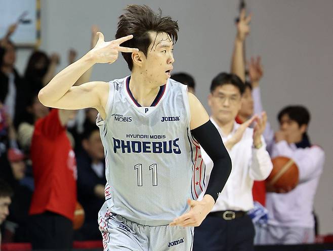 현대모비스 이우석이 17일 안양체육관에서 열린 정관장과 6강 PO 3차전에서 점·리바운드·어시스트의 활약으로 팀의 00-00 승리를 이끌었다. 4강 PO에 오른 현대모비스는 24일부터 창원 LG와 맞붙는다. 안양|뉴시스