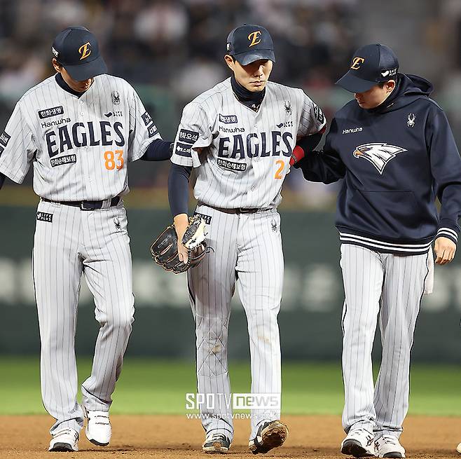 ▲ 17일 인천 SSG전에서 수비 도중 부상을 입어 교체되고 있는 심우준 ⓒ곽혜미 기자