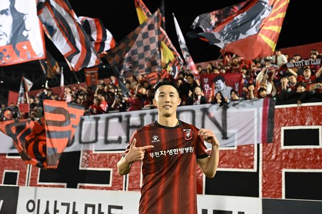 홈팬들 앞에서 기념촬영하는 이의형. /사진=부천FC 제공