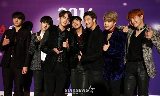 그룹 방탄소년단이 16일 오후 서울 동대문구 회기동 경희대학교 평화의전당에서 진행된 '2016 Asia Artist Awards(AAA)'에서 베스트 아티스트상을 수상하고 포즈를 취하고 있다. /사진=임성균 기자 tjdrbs23@