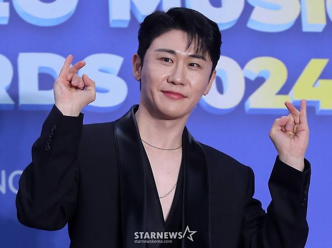 가수 영탁이 16일 오후 서울 중구 장충체육관에서 진행된 '한터뮤직어워즈 2024' 레드카펫 행사에 참석해 포즈를 취하고 있다. 2025.02.1 /사진=김창현 chmt@