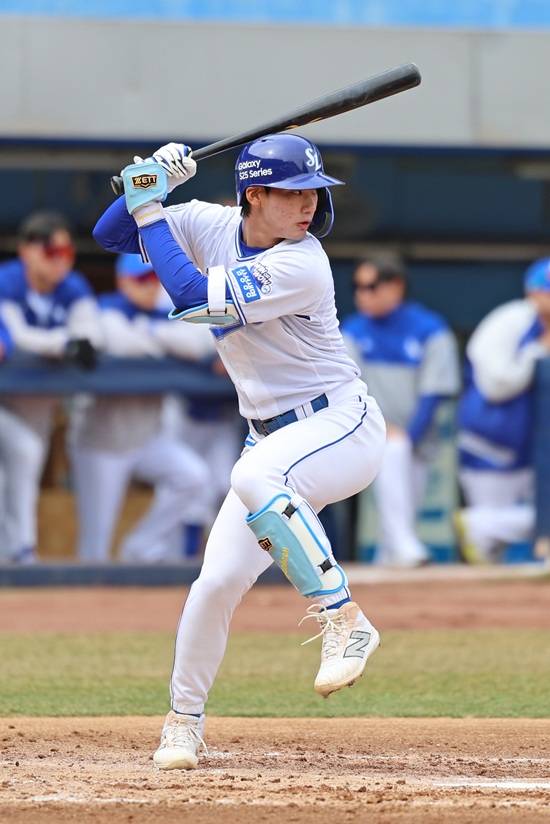 삼성 라이온즈가 17일 잠실 LG전에 앞서 내야수 심재훈과 이창용을 1군에 올린 뒤 곧바로 선발 라인업에 이름을 올렸다. 삼성 라이온즈