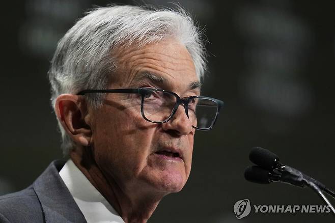 파월 미국 연준 의장 (시카고 AP=연합뉴스) 제롬 파월 미국 연방준비제도(Fed·연준) 의장이 16일(현지시간) 미국 일리노이주의 시카고 이코노믹클럽에서 경제 전망에 대해 발언하고 있다. 2025.4.16