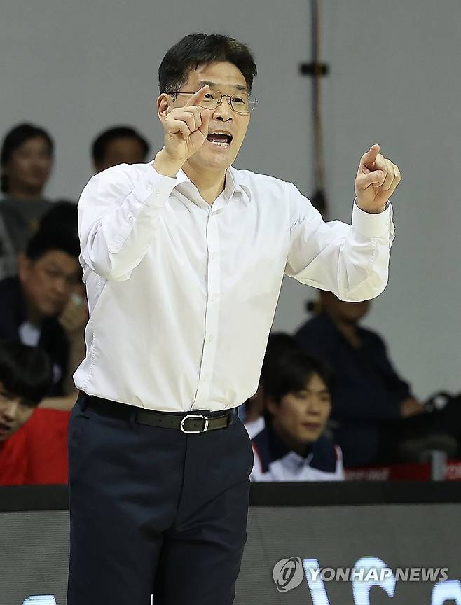 지시하는 조동현 감독 (안양=연합뉴스) 서명곤 기자 = 17일 경기 안양정관장아레나에서 열린 2024-2025 KCC 프로농구 6강 PO 3차전 안양 정관장과 울산 현대모비스의 경기. 울산모비스 조동현 감독이 지시를 하고 있다. 2025.4.17 seephoto@yna.co.kr