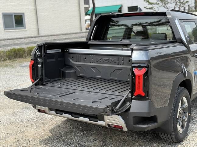 무쏘 EV의 적재 공간에는 최대 500kg까지 실을 수 있다. 테일게이트(트렁크 문)는 최대 200kg의 하중을 견딜 수 있어 성인 2명이 앉을 수도 있다./사진=백유진 기자 byj@