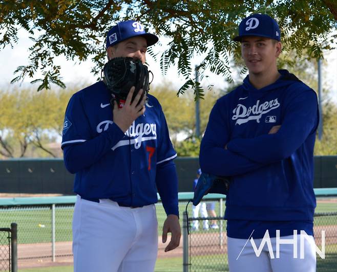 (다저스 선발투수 블레이크 스넬(왼쪽)과 바비 밀러가 지난 스프링캠프 중 잠시 대화를 나누고 있다)