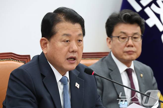 11일 오후 서울 여의도 국회에서 열린 더불어민주당 산불재난긴급대응특별위원회 회의에서 김병주 위원장이 발언하고 있다. 2025.4.11/뉴스1 ⓒ News1 이광호 기자