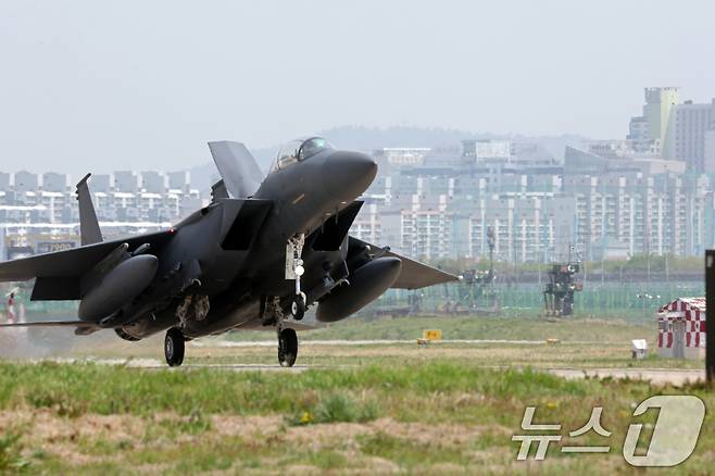 18일 오전 광주 광산구 신촌동 광주공군기지에 한국 공군의 F-15K 전투기가 착륙하고 있다. 한미공군은 5월 2일까지 공군 광주기지에서 2주에 걸쳐 대규모 연합공중훈련 '프리덤 플래그(Freedom Flag)'를 실시한다. 2025.4.18/뉴스1 ⓒ News1 이승현 기자