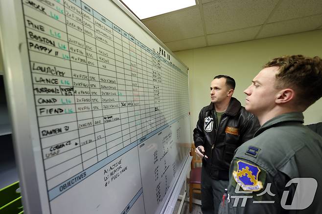 한미공군의 대규모 연합공중훈련 '프리덤 플래그(Freedom Flag)'가 열린 18일 광주 광산구 신촌동 광주공군기지에서 공군들이 작전을 계획하고 있다. 2025.4.18/뉴스1 ⓒ News1 이승현 기자
