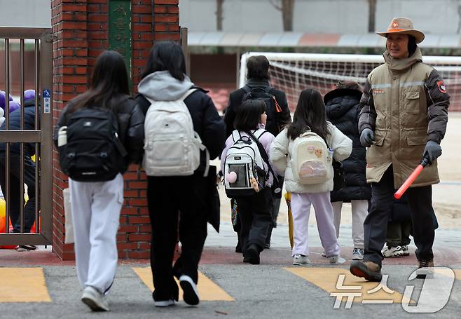 삼일절 연휴 후 첫 평일로 개학식과 입학식이 몰린 4일 오전 서울 마포구 아현초등학교에서 학생들이 등교하고 있다.(사진은 기사 내용과 무관함) / 뉴스1 ⓒ News1