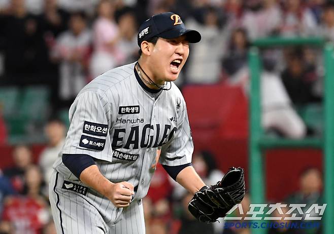 6회 류현진의 책임주자를 상대로 150km 강속구를 앞세워 지워낸 박성원은 포효했다.