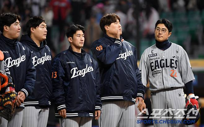 선발 류현진은 시즌 2승을 올렸다.