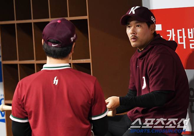 9일 서울 고척스카이돔에서 열린 키움 히어로즈와 LG 트윈스의 경기. 키움 이용규가 박주홍과 타격에 대해 대화를 나누고 있다. 고척=박재만 기자 pjm@sportschosun.com/2025.04.09/