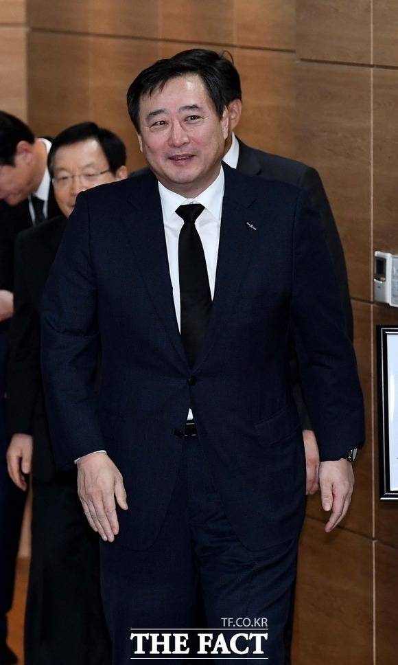 김남구 한국금융지주 회장은 지난달 28일 서울 여의도 한국투자증권 본사에서 열린 한국투자증권 정기주주총회 후 취재진을 만나 보험사 인수를 검토하고 있다고 밝혔다. /더팩트 DB