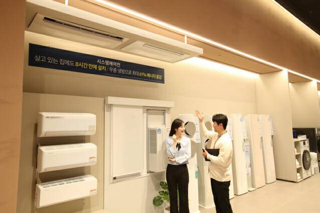 삼성스토어 용인구성 방문 고객이 전문 매니저에게 1:1 맞춤형 에어컨 상담을 받고 있다. (사진=삼성스토어)