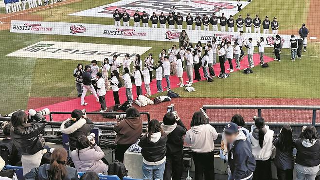 지난달 28일 서울 송파구 잠실야구장. 선수들이 입장하자 카메라를 든 팬들이 일어나 사진을 찍고 있다./김도균 기자