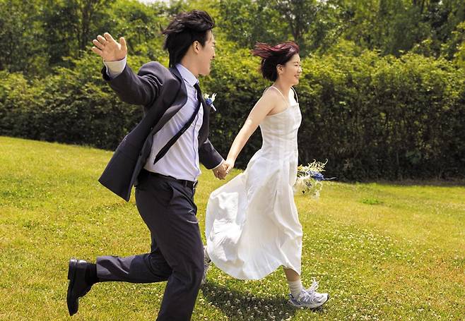 결혼식 생략, 웨딩사진만 찍고 신혼여행 - 정하늬(오른쪽)·최정호 부부는 지난해 6월 서울 마포구 노을공원에서 30만원에 웨딩 사진을 찍었다. 신부는 15만원짜리 원피스에 운동화, 신랑은 30만원짜리 정장을 입었다. /정하늬씨 제공