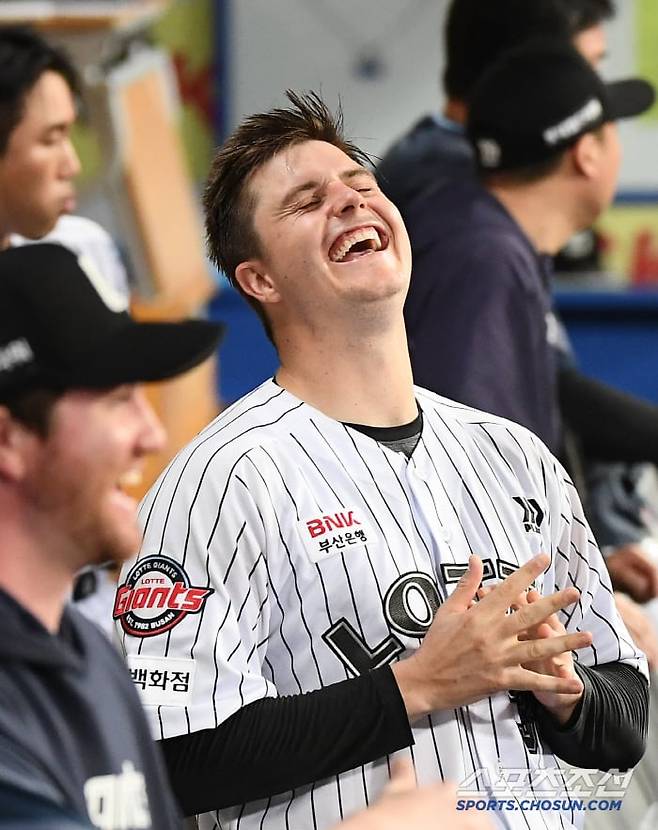 18일 대구 라이온즈파크에서 열린 롯데-삼성전. 5회초 2사 2루 레이예스가 투런포를 치고 들어오자 선발투수 데이비슨이 기뻐하고 있다./정재근 스포츠조선 기자