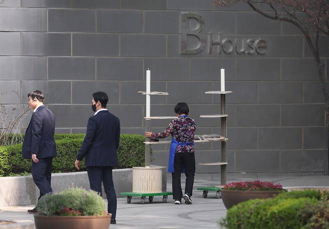 윤석열 전 대통령이 한남동 관저를 떠나 서초동 사저로 거처를 옮기는 것으로 알려진 지난 11일 서울 서초구 사저 아크로비스타에서 관계자가 캣타워를 옮기고 있다. 연합뉴스