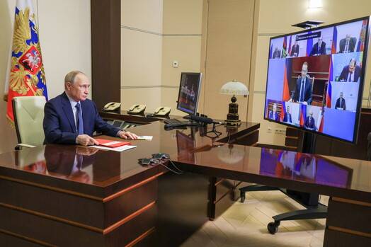 18일 블라디미리 푸틴 러시아 대통령이 관저에서 러시아 안보회의 상임위원들과 화상 회의를 하고 있다. TASS연합뉴스