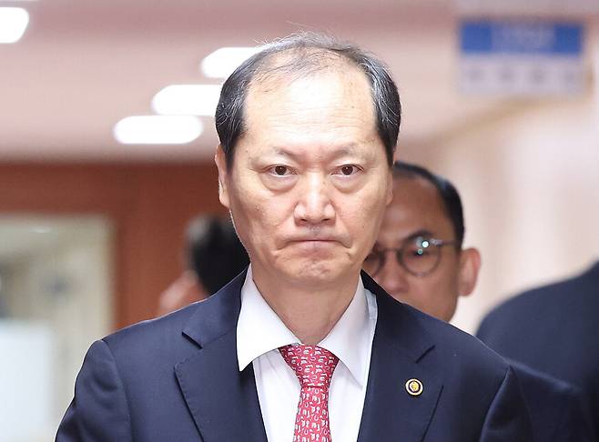 이완규 법제처장이 2025년 4월14일 정부서울청사에서 국무회의에 입장하고 있다. 연합뉴스