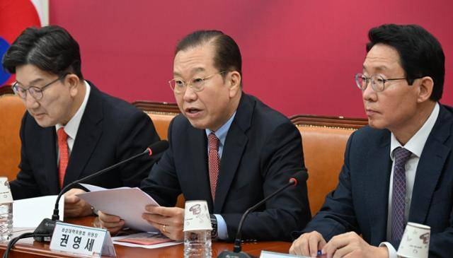 권영세(가운데) 국민의힘 비상대책위원장이 17일 국회에서 열린 비상대책위원회의에서 발언하고 있다. 고영권 기자