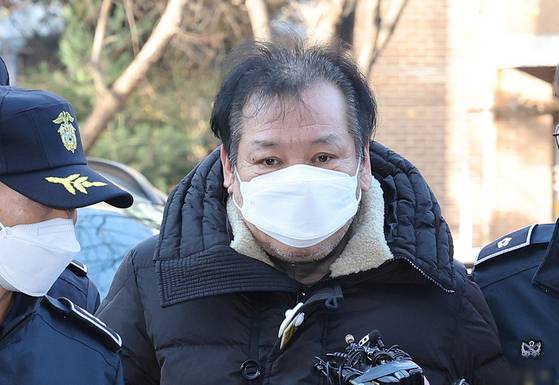 서울남부지검 가상자산범죄합수단은 지난해 12월 17일 서울 강남구 역삼동에 위치한 건진법사 전성배씨의 법당을 압수수색하면서 ‘광업채굴권 관련 서류철’을 확보했다. 압수 문건에는 한 유력 정치인이 전씨 가족 사업에 개입한 정황이 담긴 것으로 파악됐다. 뉴스1