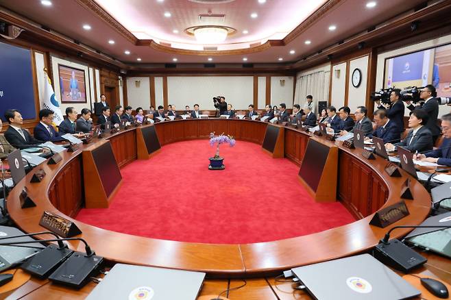 정부가 인공지능(AI) 생태계 경쟁력 강화를 위해 총 1조8000억원 규모의 추가경정예산안을 마련했다. 사진은 한덕수 대통령 권한대행 국무총리가 18일 서울 종로구 정부서울청사에서 2025년 제1회 추가경정예산안을 심의하기 위해 열린 임시 국무회의에서 발언을 하는 모습, /사진=뉴스1(총리실 제공)