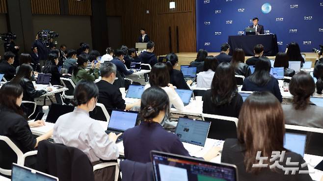 이창용 한국은행 총재가 17일 서울 중구 한국은행 본관에서 열린 금융통화위원회 본회의를 마친 후 통화정책방향 기자 간담회를 열고 취재진의 질문에 답하고 있다. 사진공동취재단