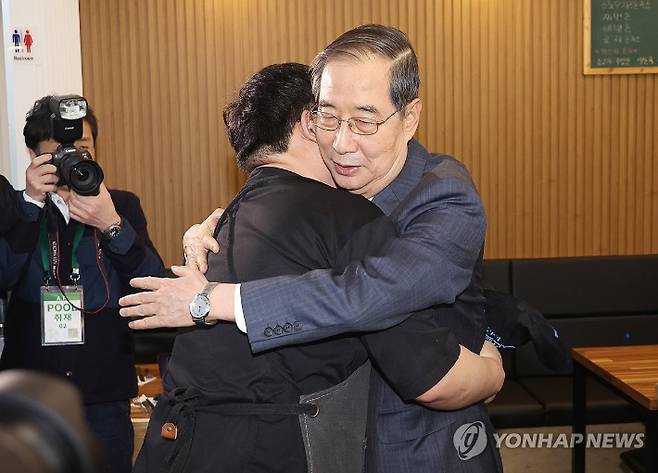 (울산=연합뉴스) 한상균 기자 = 한덕수 대통령 권한대행 국무총리가 16일 결식 아동들에게 무료 점심을 제공해온 울산 뚠뚠이 돈가스에서 사장과 인사를 나누고 격려하고 있다. 2025.4.16 xyz@yna.co.kr 연합뉴스