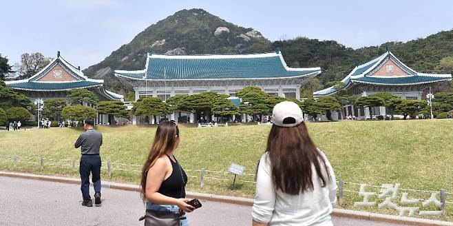 오는 6월 3일 제21대 대통령 선거를 앞두고 차기 대통령 집무실 위치가 주목받고 있는 가운데 17일 서울 종로구 청와대 본관의 모습. 류영주 기자