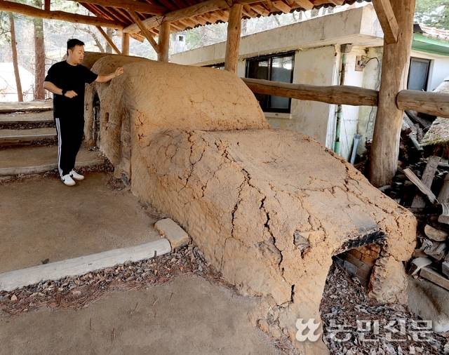 장웅석 원장이 전통 가마에 대해 설명하고 있다. 횡성=김원철 프리랜서 기자, 장송모 도자연구원