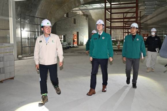 이민근 안산시장(가운데)이 17일 신안산선 복선전철 안산 구간 공사 현장을 찾아 특별 안전 점검을 했다. (안산시 제공)