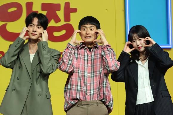 하트 만든 진-기안84-지예은 - 15일 서울 종로구 JW메리어트동대문스퀘어서울에서 열린 넷플릭스 예능 ‘대환장 기안장’제작발표회에서 참석자들이 포즈를 취하고 있다. 왼쪽부터 진, 기안84, 지예은. 연합뉴스