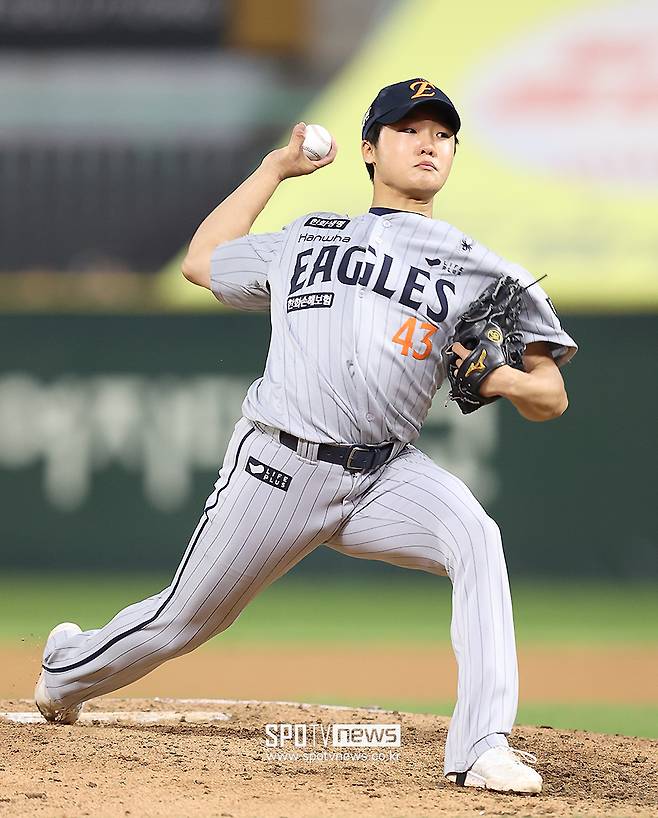 ▲ 17일 인천 한화전에서 1이닝을 깔끔하게 막아내고 생애 첫 홀드를 챙긴 정우주 ⓒ곽혜미 기자