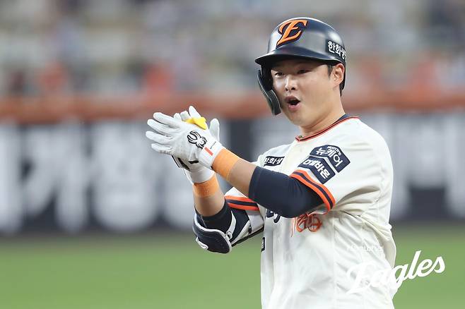 한화 내야수 이도윤은 18일 대전한화생명볼파크에서 열린 '2025 신한 SOL Bank KBO 리그' NC와 정규시즌 첫 번째 맞대결에서 7번타자 2루수로 선발 출전했다. 3안타 4타점으로 개인 한 경기 최다 타점 기록을 새롭게 쓰며 인생 경기를 펼쳤다. 한화 이글스