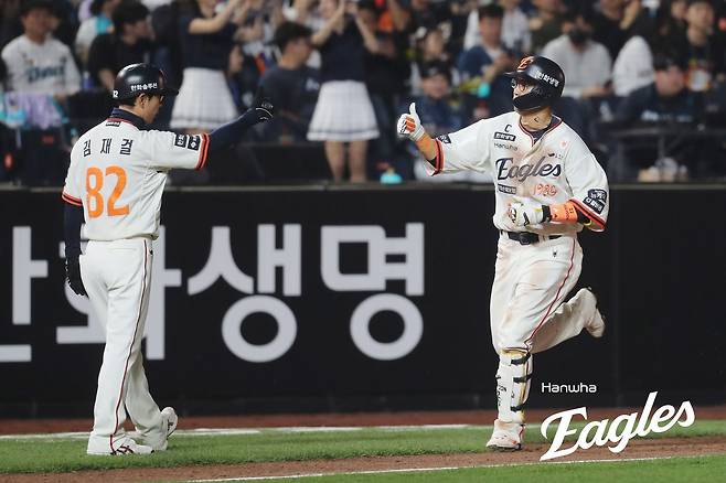 한화 내야수 채은성(오른쪽)은 18일 대전한화생명볼파크에서 열린 '2025 신한 SOL Bank KBO 리그' NC와 정규시즌 첫 번째 맞대결에서 5번타자 1루수로 선발 출전했다. 홈런포를 포함해 5타점으로 활약해 공격에 활력을 불어넣었다. 한화 이글스