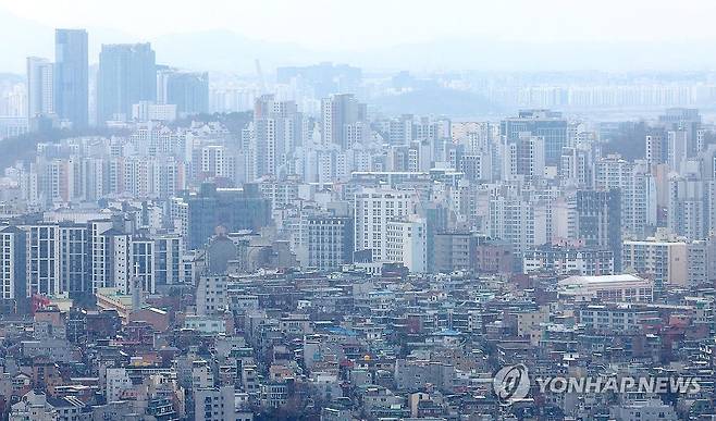 서울 다세대 주택과 아파트 단지의 모습 (서울=연합뉴스) 김도훈 기자 = 사진은 18일 서울 남산에서 바라본 서울 다세대 주택과 아파트단지 모습. 2025.3.18 superdoo82@yna.co.kr