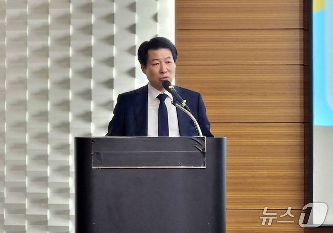 이영락 부산시수의사회장이 18일 서울 코엑스에서 열린 부산수의컨퍼런스 후원설명회에서 인사말을 하고 있다. ⓒ 뉴스1 한송아 기자