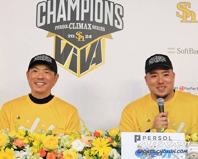 최강 전력으로 평가됐던 소프트뱅크가 부상자가 속출해 고전하고 있다. 18일 현재 퍼시픽리그 꼴찌다. 18일 세이부전에서 무안타에 그치며 1대2로 져 4연패에 빠졌다. 지난해 퍼시픽리그 우승기자회견에 나선 고쿠보 감독과 4번 타자 야마카와. 소프트뱅크는 재팬시리즈에서 요코하마에 2연승 뒤 4연패를 당했다.사진캡처=소프트뱅크 호크스 SNS