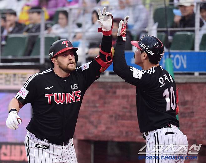 19일 인천 SSG랜더스필드에서 열린 KBO리그 SSG와 LG의 경기. 4회 3점 홈런을 날린 LG 오스틴. 인천=송정헌 기자songs@sportschosun.com/2025.04.19/