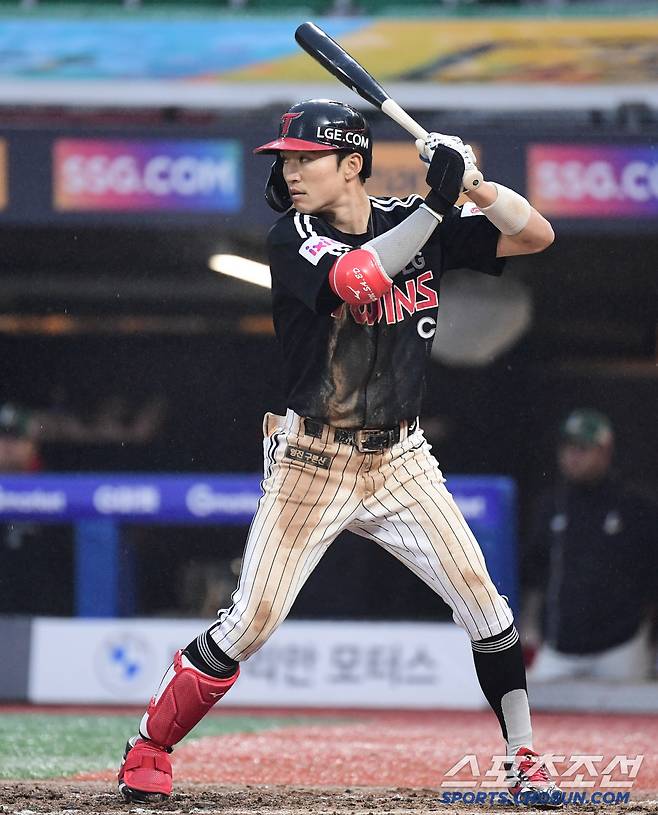 19일 인천 SSG랜더스필드에서 열린 KBO리그 SSG와 LG의 경기. 타격하는 LG 박해민. 인천=송정헌 기자songs@sportschosun.com/2025.04.19/