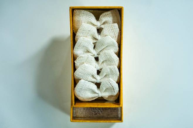 유재철 대표의 사무실 안에는 염습 실습을 할 수 있는 도구가 준비돼 있다. /임화승 영상미디어 기자