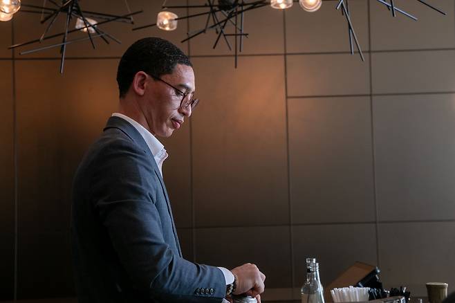 디미트리 피터슨 바 매니저가 칵테일을 제조하기 위해 준비하는 모습. /장련성 기자